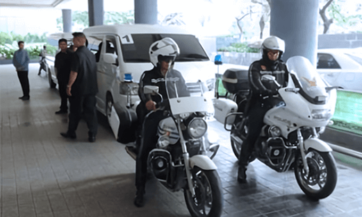 空港迎え送迎 白バイ先導